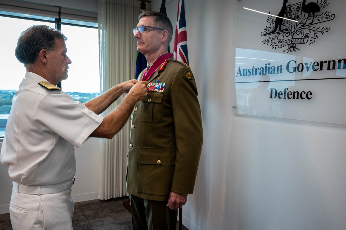 🇺🇸–🇦🇺

#USINDOPACOM Commander Adm. John C. Aquilino presents @DefenceAust Chief of Defense Gen. Angus Campbell with the #LegionOfMerit, awarded for enhanced cooperation and improved theater posture. #FreeAndOpenIndoPacific

📍 #Australia 

📸 MCC Shannon M. Smith