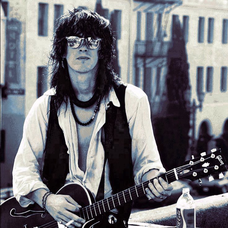 feliz aniversário irmão, só você sabe oque passamos juntos e o quanto lutamos para chegar até aqui. Mesmo que não temos o mesmo sangue eu te considero um irmão que a vida me deu para que eu não enlouquecesse de vez.