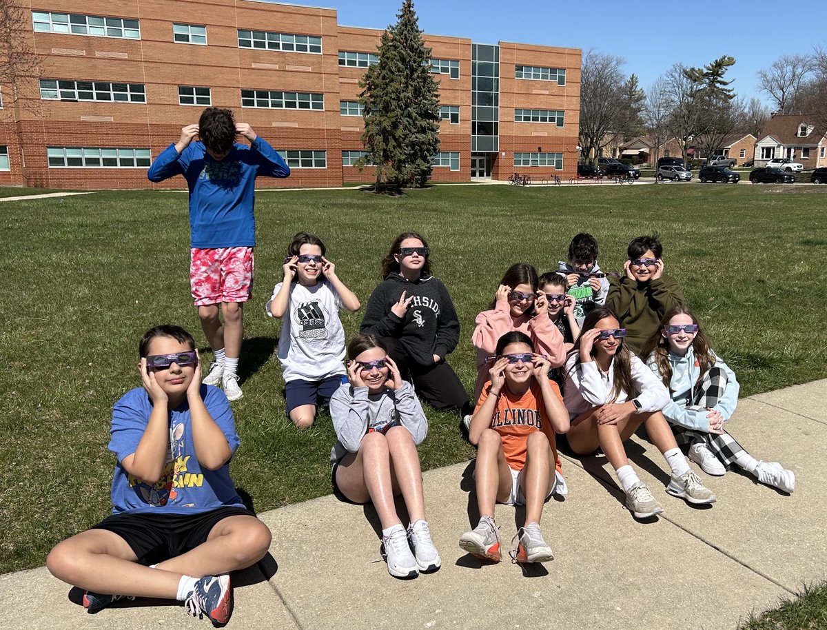 DemeterSMS's tweet image. 6E-8 watching the eclipse ⁦@ahsd25⁩ ⁦@SMSCrArts⁩ ⁦@sms6east⁩