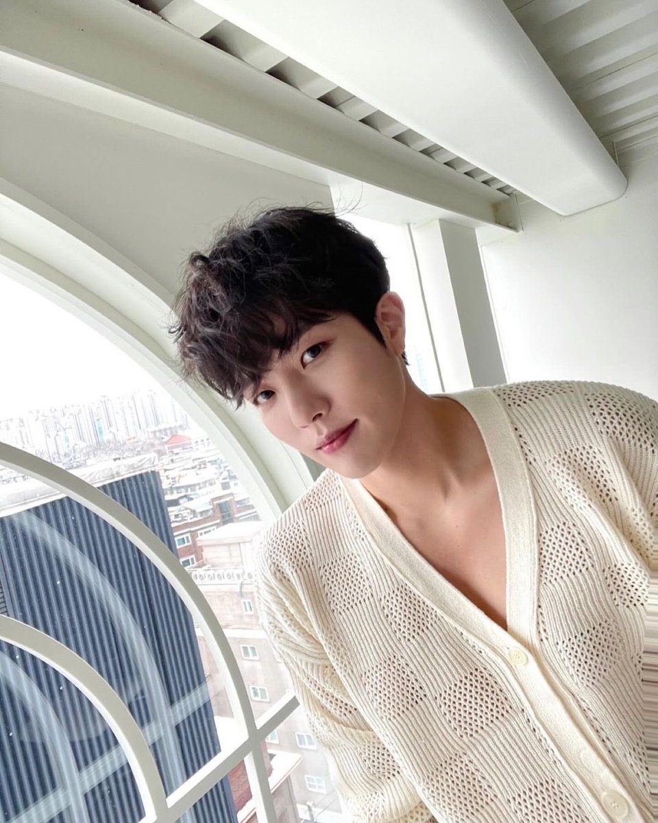 good morning to you too our hubby lee sungyeol he’s so handsome here my god you’re so fine sir