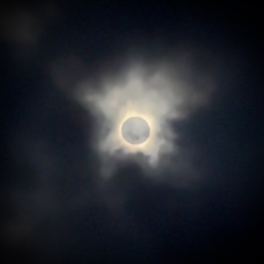 My first experience with TOTALITY under the Solar Eclipse in Niagara Falls with @CesarKuriyama! 

It was so surreal when the world went dark in the middle of the afternoon. I’m the happiest sci-fi and space nerd in the entire world ✨🌚✨