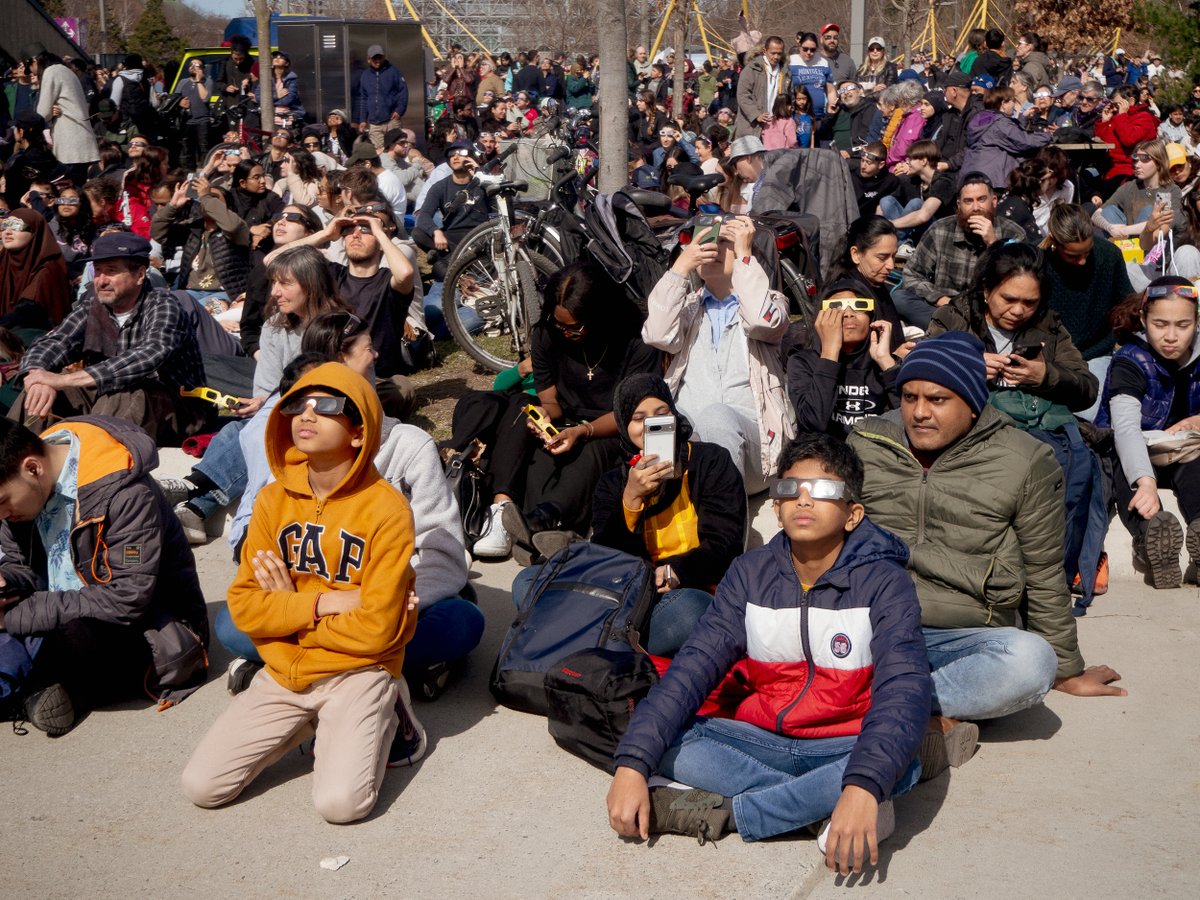 📍Parc Jean-Drapeau // Les phases de l'éclipse, et les spectateurs du phénomène, photographiés par notre journaliste Édouard Desroches 👇

#eclipse #phases #eclipse2024 #quebec #montreal #lunettes