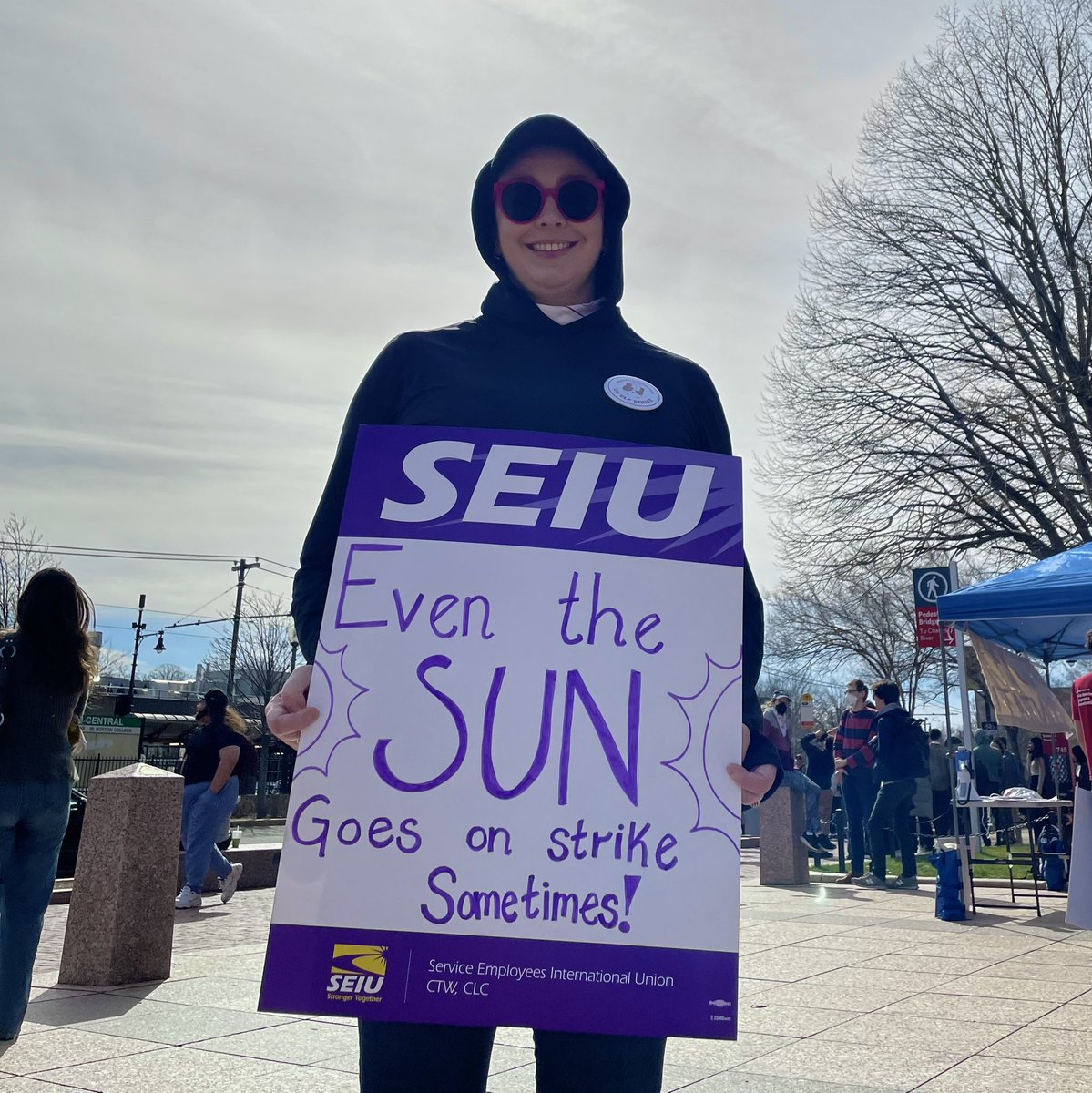 SEIU509's tweet photo. Sun and moon aligning for the eclipse, @gradworkersofbu aligned for justice on the picket line! 🌘

#BUGWUOnStrike #Solareclipe2024 https://t.co/6n3txG3Tsb