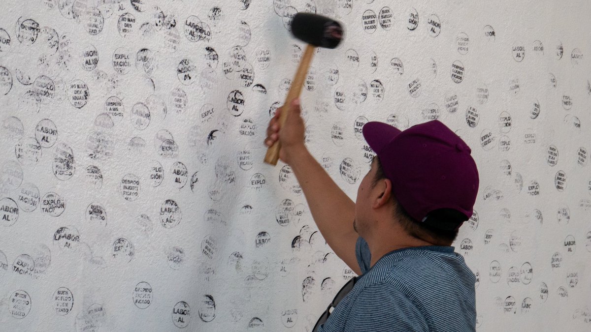 BienalResiste's tweet photo. Estampa laboral - Francisco Javier García Leyva [México] 💥🔨

Performance llevada a cabo dentro de las instalaciones del Parque Intercultural de Quetzaltenango. La intervención consta de un grupo de martillos con sellos que contienen consignas a favor de condiciones laborales… https://t.co/5JtolFe7LF