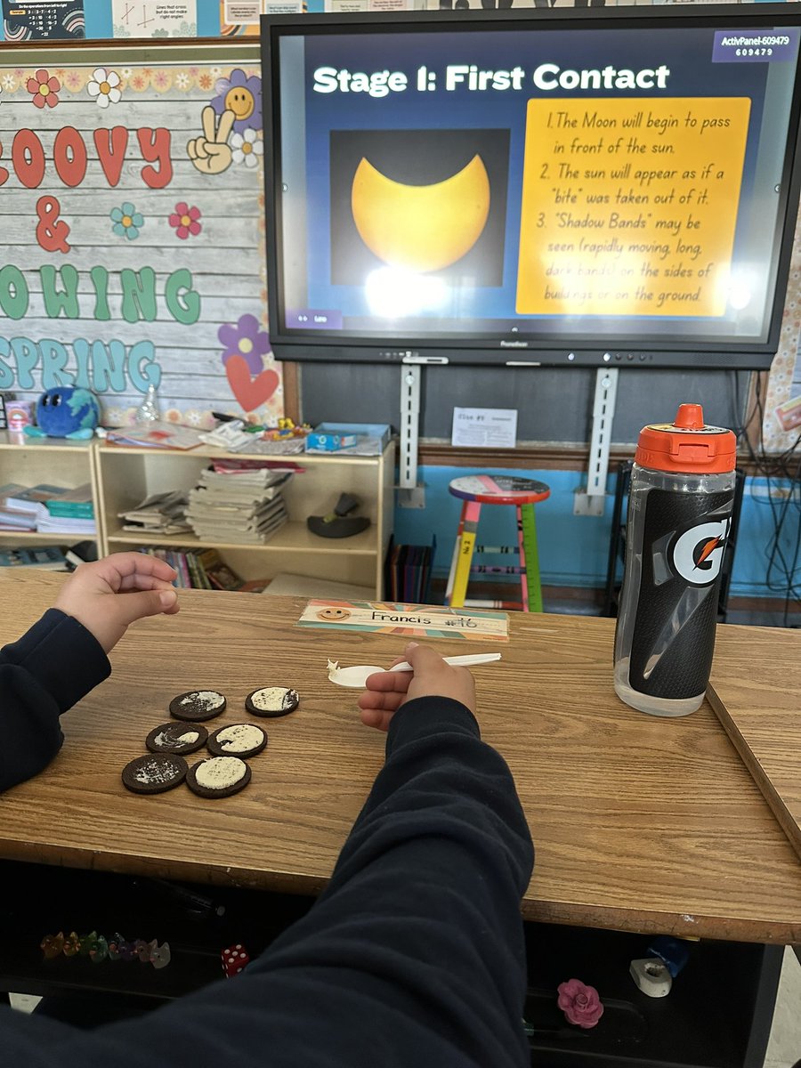 LearnWithMsLane's tweet photo. What a great day learning about the stages of a solar eclipse! The Oreos were just an added bonus 😋🌘 https://t.co/CoBo24xxLO
