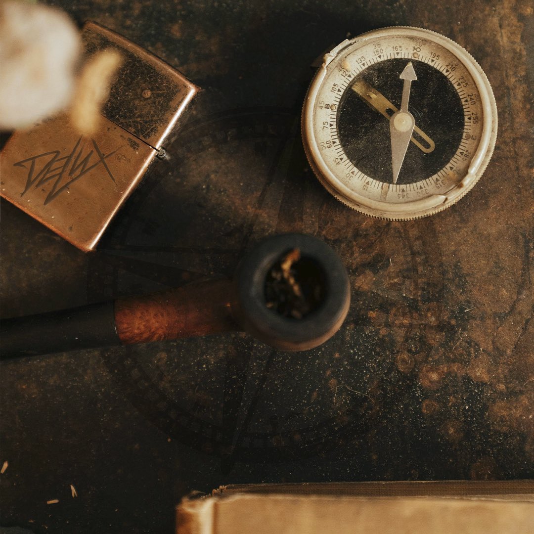 DELUX's tweet image. Voy naufragando y eres tú, mi dirección.