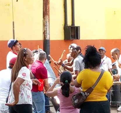 El sábado se realizó el primer Encuentro de  Tambores Afrodescendientes en Santa Teresa, con la participación de parranderos de diferentes comunidades y el equipo de la Secretaría de Patrimonio, donde intercambiaron saberes y degustaron una rica sopa @MirandaGob 
@HugoR_Martinez