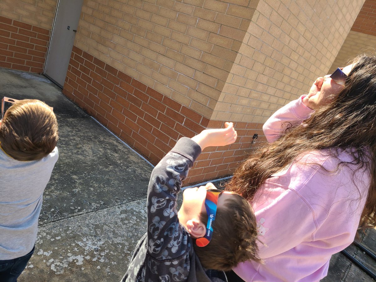 CindyNewmeyer's tweet photo. Today in Kindergarten, we didn't just learn about the solar eclipse, we experienced it! Loved seeing their little faces light up as they witnessed this event! https://t.co/QTGVgTWYQb