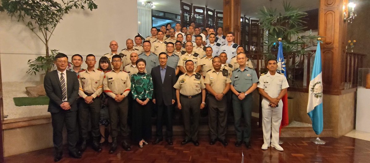 El encuentro de exbecarios del Ejercito de Guatemala tuvo lugar con el Embajador Miguel Li-jey Tsao quien motivó a los presentes a seguir interactuando de manera activa con la Embajada para ser un pilar en las relaciones entre ambos países.