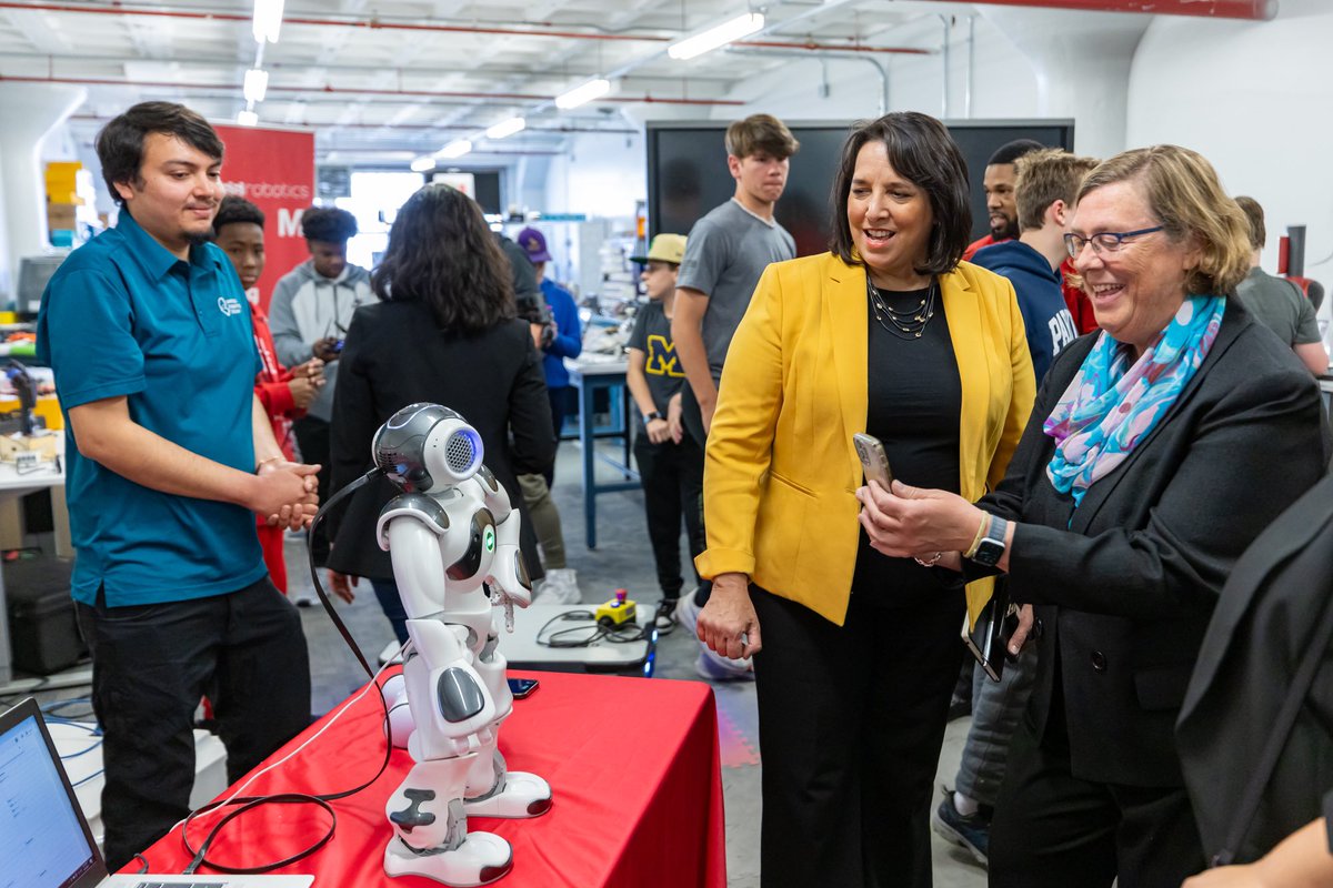Great visit to @MassRobotics – the largest robotics hub in the world! The Mass Leads Act would turbocharge innovation by supporting inventors, students and workers across our state. Now is the time to invest in the industries that will define our future!