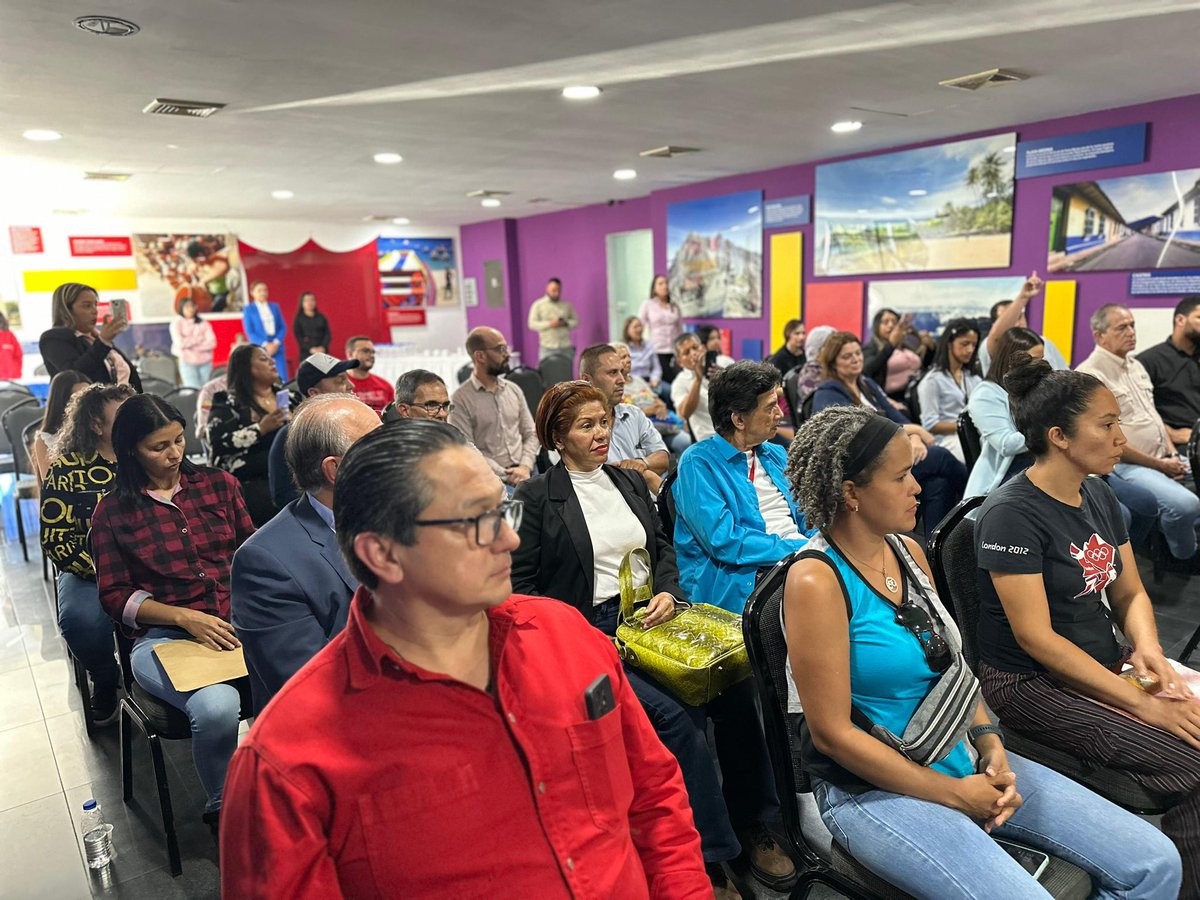 Hoy, #08Abril desde las instalaciones de Mintur, realizamos la entrega de trámites administrativos en lo que se encuentran RTN, licencias y credenciales al sector turismo de la gran capital y el estado Miranda. Seguimos trabajando en el fortalecimiento del turismo. @NicolasMaduro