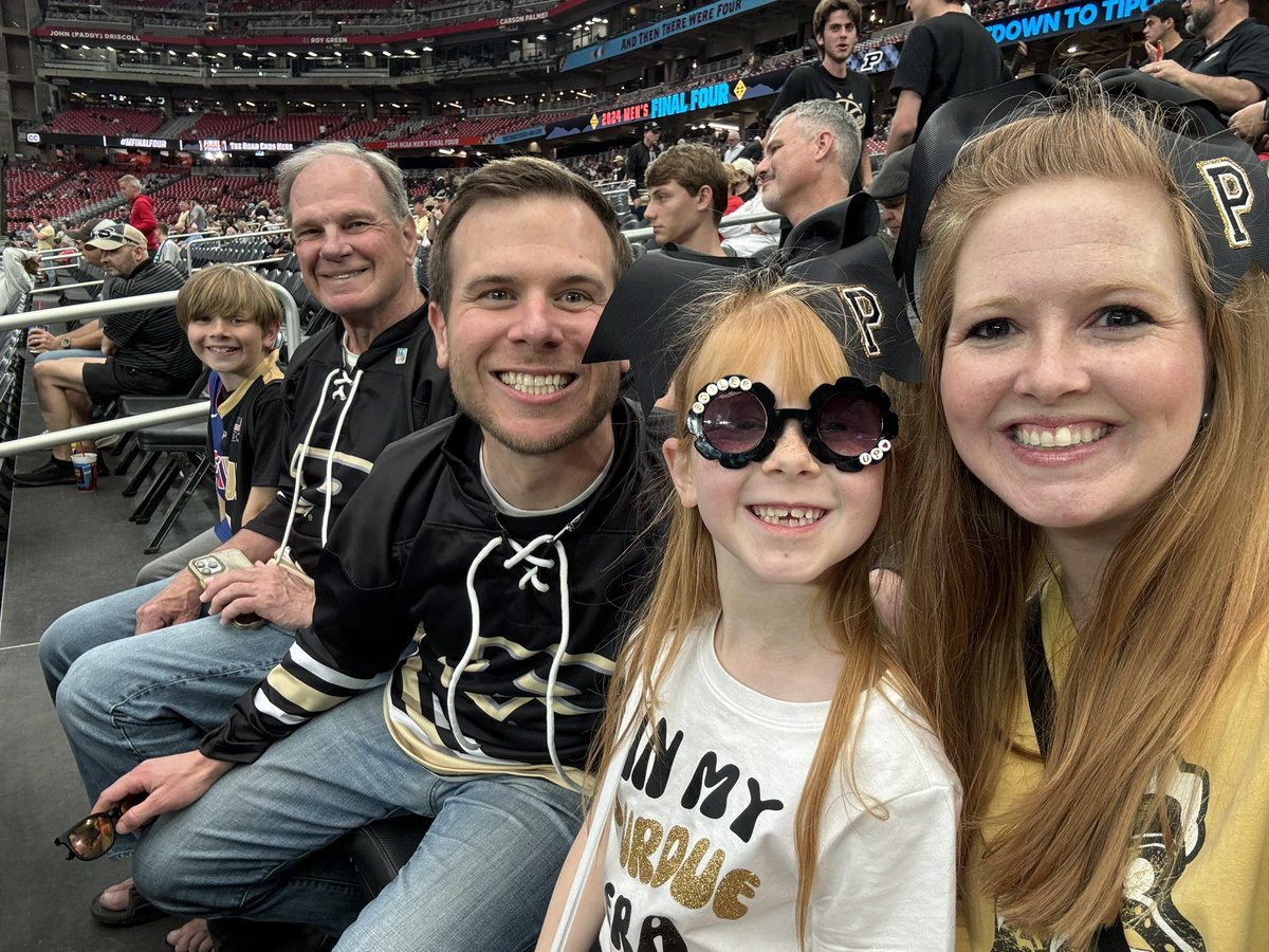 rawritsrachel's tweet photo. BOILER UP!!! 🖤✨

#purdueselfie #NCAAChampionship https://t.co/3u7n4ZO3a4