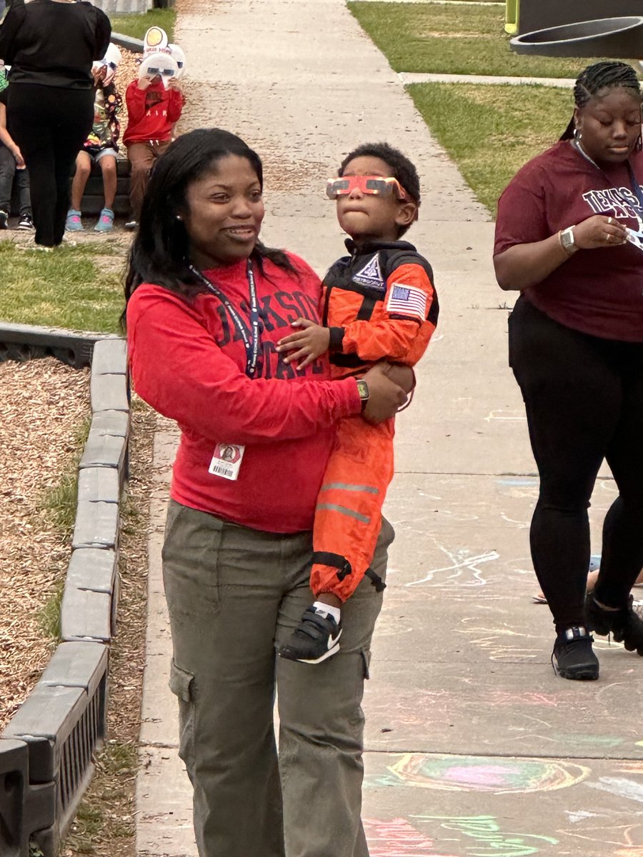We were eclipse ready at Keeble! ⁦<a href="/ShekaDow/">Sheka Dow</a>⁩ ⁦<a href="/DozierMrs/">Beoulah McIntyre-Dozier</a>⁩ ⁦<a href="/Keeble_AISD/">Keeble Primary School</a>⁩ #myaldine