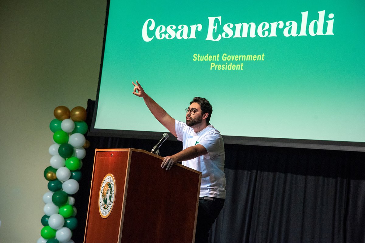 USF_Pres's tweet photo. I had a great time joining the #USF Center for Student Involvement and the Campus Activities Board for the official kickoff of #USFWeek, a weeklong celebration of USF pride and Bulls spirit. We have an exciting array of events taking place this week — don't miss out, Bulls! 🤘 https://t.co/ZDdUw5IQlS