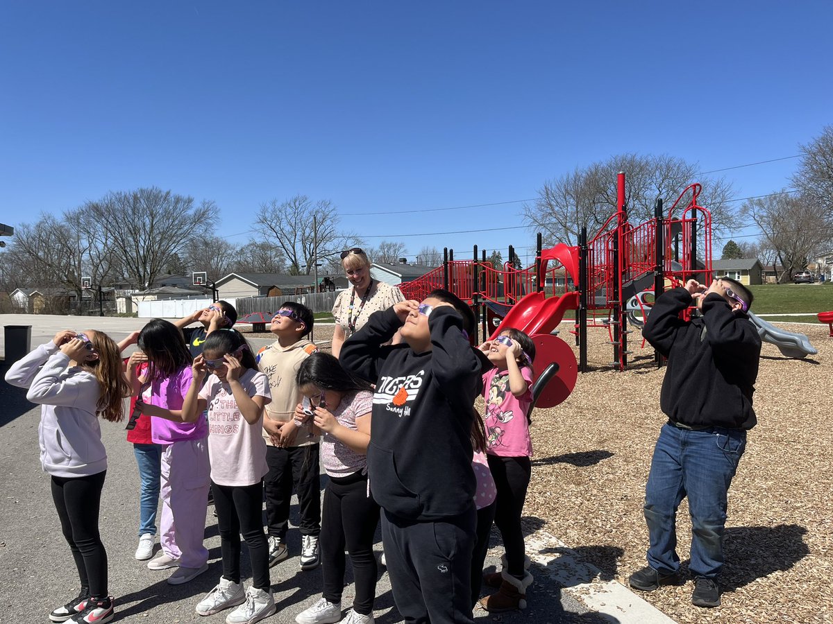 Estudiantes bilingües de 3er grado observan el eclipse y haciendo predicciones de su trayectoria. Excited bilingual 3er graders observing the solar eclipse and making predictions about its trajectory. <a href="/DrGillSchultz/">Becky Gill</a> <a href="/SunnyHill220/">Sunny Hill Elementary School</a> <a href="/barrington220/">Barrington 220</a>