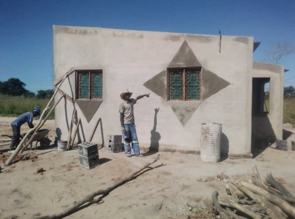 'I shared what I learned by monitoring construction with people who were building my house and from them, I learned other building techniques.' #Gorongosa Resilience Project teaches Valentina Uarracula how to build her own house. gorongosa.org/resilience-pro…