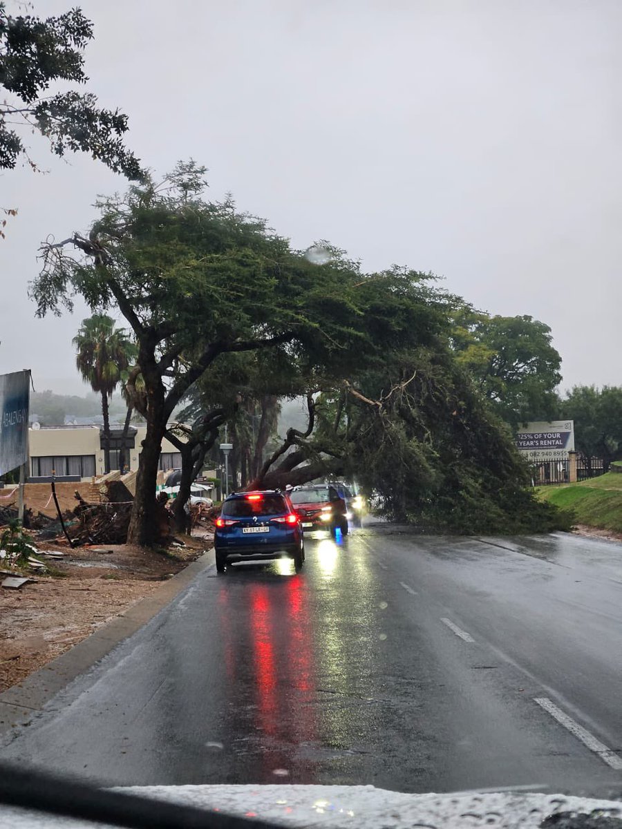 ishez9's tweet photo. @emi_koekemoer Sloane by the new apartments - this is after Engen Garage https://t.co/0HCmAdRvMU
