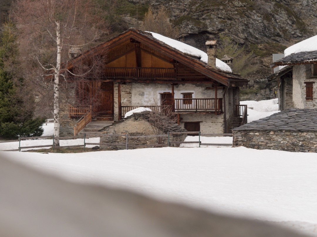 Au terme d'une balade de 2 heures, le Monal, à plus de 1800 mètres, est un incroyable village classé dans la Haute-Tarentaise tout près de l'Italie. Il fait face aux glaciers sur les pentes du Mont Pourri dans la Vanoise sous couvert d'un torrent et de mélèzes. Ressourçant !