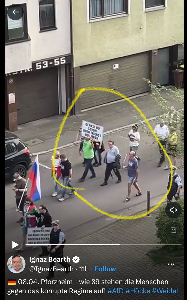 Demonstranten mit der obligaten Russlandflagge 🇷🇺 fragen, ob ich schon „denke“ oder lieber „friere“. In T-Shirt und Sandalen.