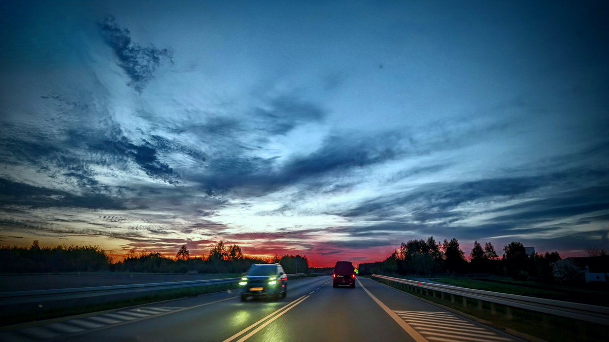 Morning on the way to work.

#sunrise #pixel8pro #road #photo #photography