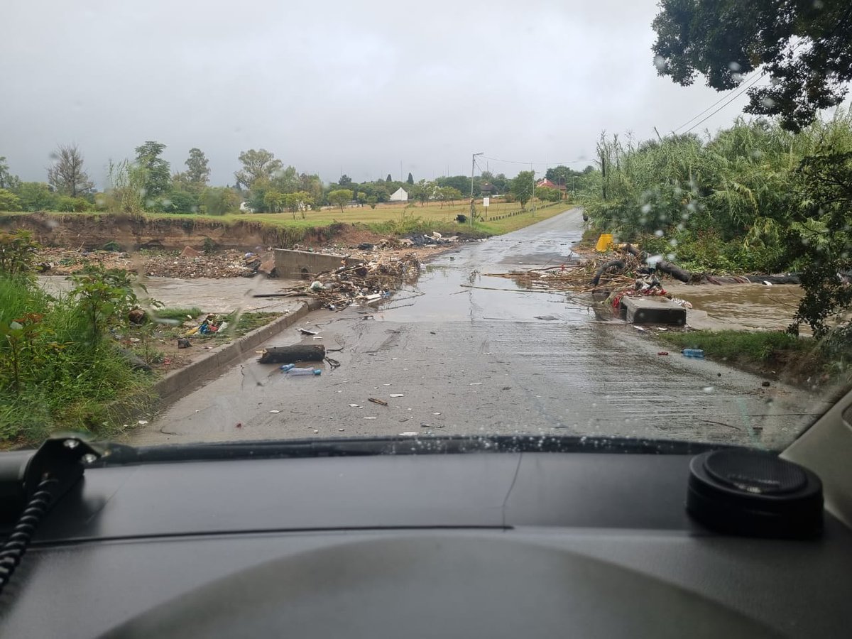 Various low-level bridges across Joburg overtopping with the rains and @MyJRA depot teams are clearing debris for safe traffic access. Please report flooded roads to JRA @CityofJoburgZA #safety @CRUMRegionA @CrumRegionB @crumregionc @Coj_RegionD @CoJ_RegionE @RegionF_Joburg