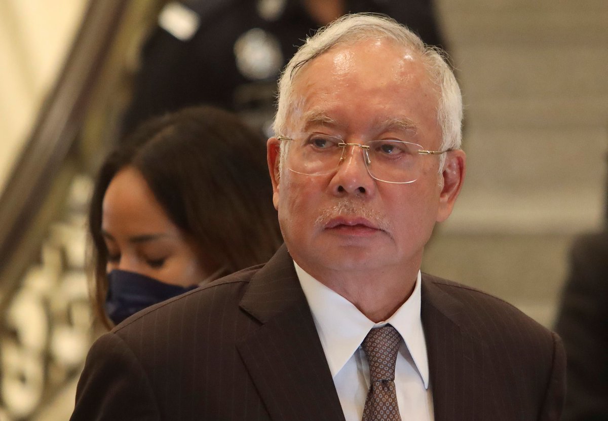 Salim_Iskandar's tweet photo. Sepatutnya Najib sudah beraya bersama keluarga beliau dirumah setelah diperkenan oleh YDPA terdahulu utk Najib jalani tahanan rumah, namun ianya menjadi misteri kenapa Najib masih di Kajang. Apakah kamu semua sudah lupa BOSSKU?

Justice for Najib! https://t.co/Ut3xDAvYHh