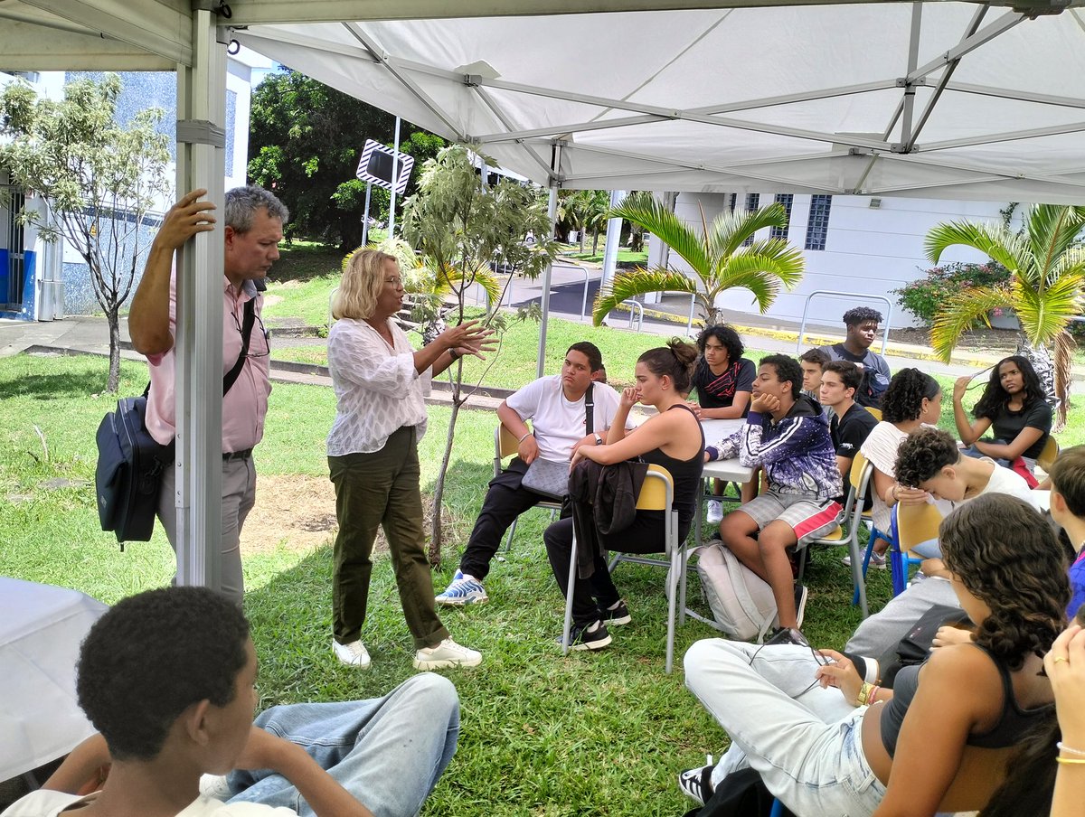 Visite de la Faculté des Sciences et Technologies par nos élèves de 301, accompagnée par M. Guilbaud et Mme Rivasseau.

Pour en savoir plus venez nombreux lire l’article détaillé sur le site de notre collège Albert Lougnon : etab.ac-reunion.fr/clg-albert-lou…