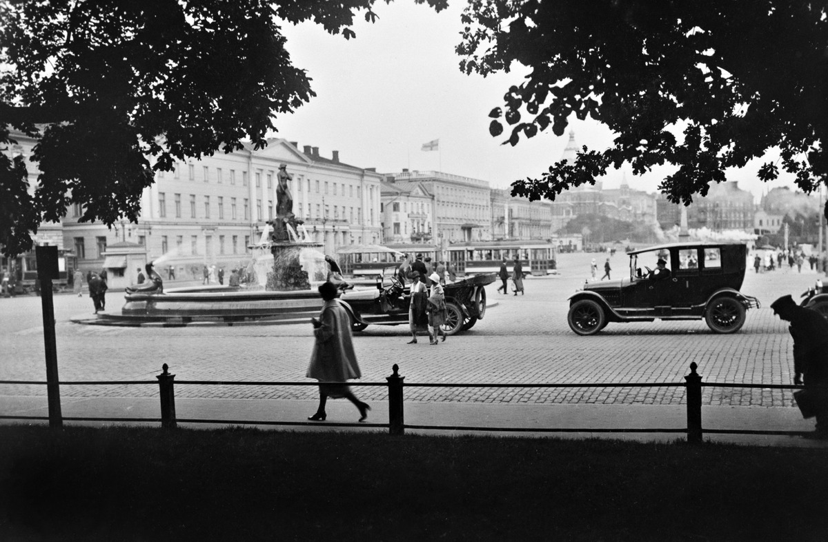 urn.fi/URN:NBN:fi-fe2… Pankkivaltuuston kokouksessa 9.4.1924 käytiin läpi mm. setelipainon tulo- ja menoarvio. Vuokra-ajureita Kauppatorilla 1920-luvulla, Helsingin kaupunginmuseo