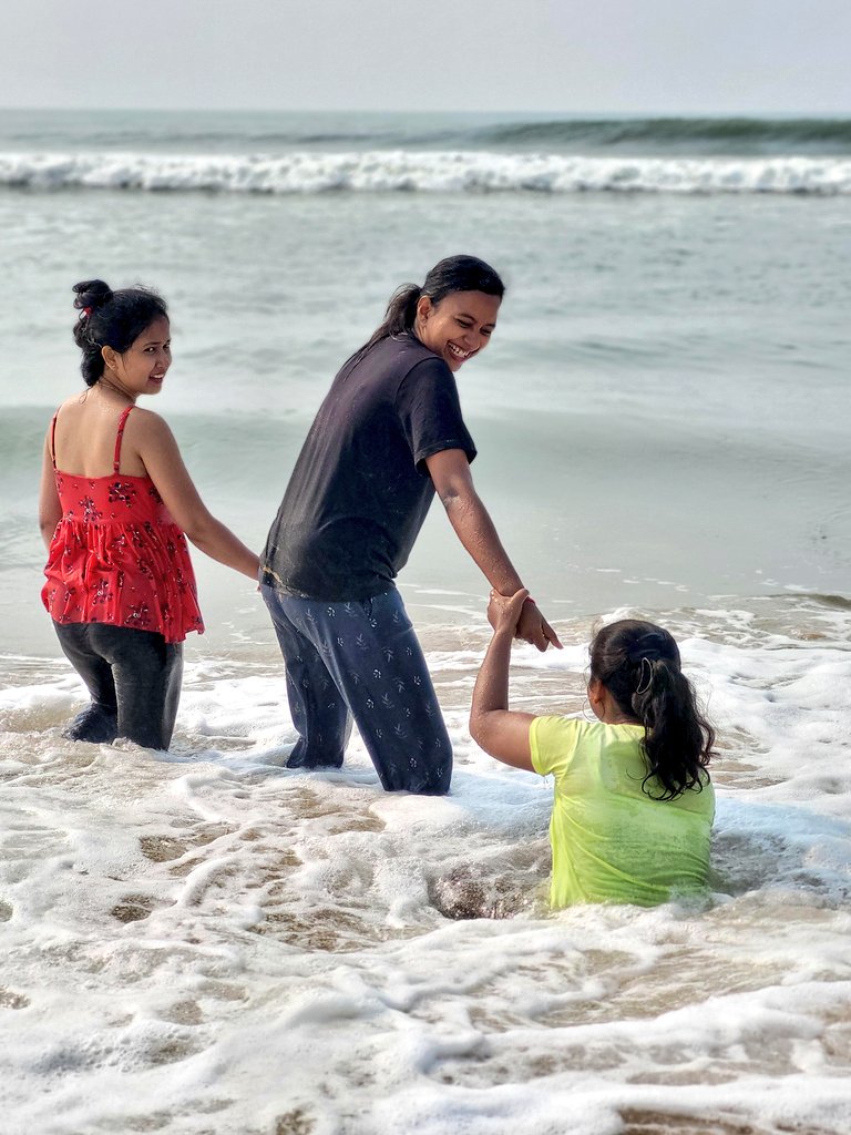 The tans will fade, but the memories will stay forever 
#beachvibes #friends #Puri #yaari #stay #forever