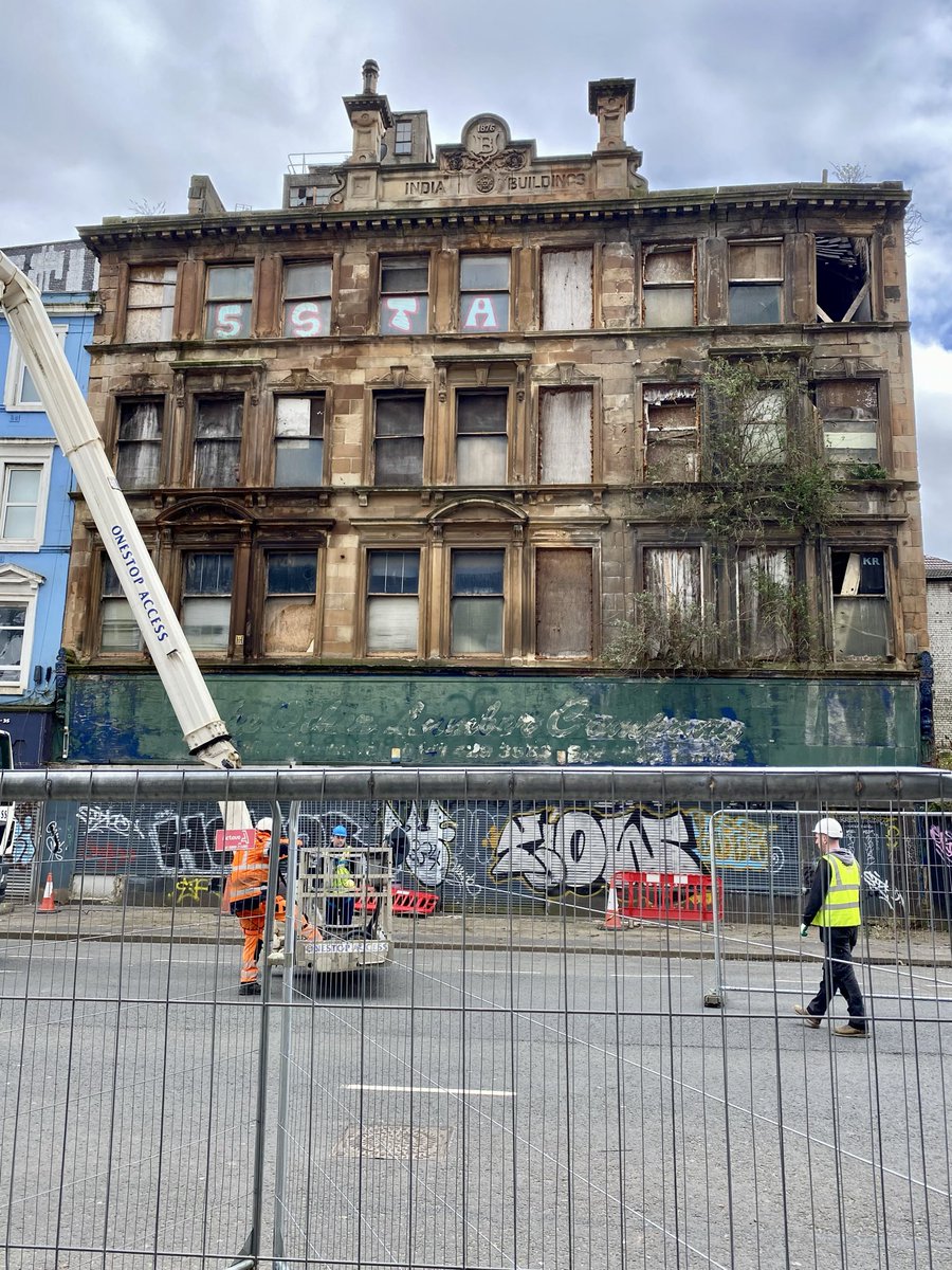 Have to admire the bravery of the demolition contractors assessing the condition of India Buildings on Bridge Street in #Glasgow. With the buddleja gone you can see how the roof has collapsed and pushed out the wallhead over the top right window. It’s all pretty treacherous 😬😢!