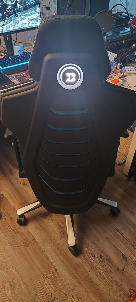 LuanaAnge2's tweet image. Bin absolut Happy. Der Stuhl ist der Hammer, jeden Cent wert. 

#Backforce