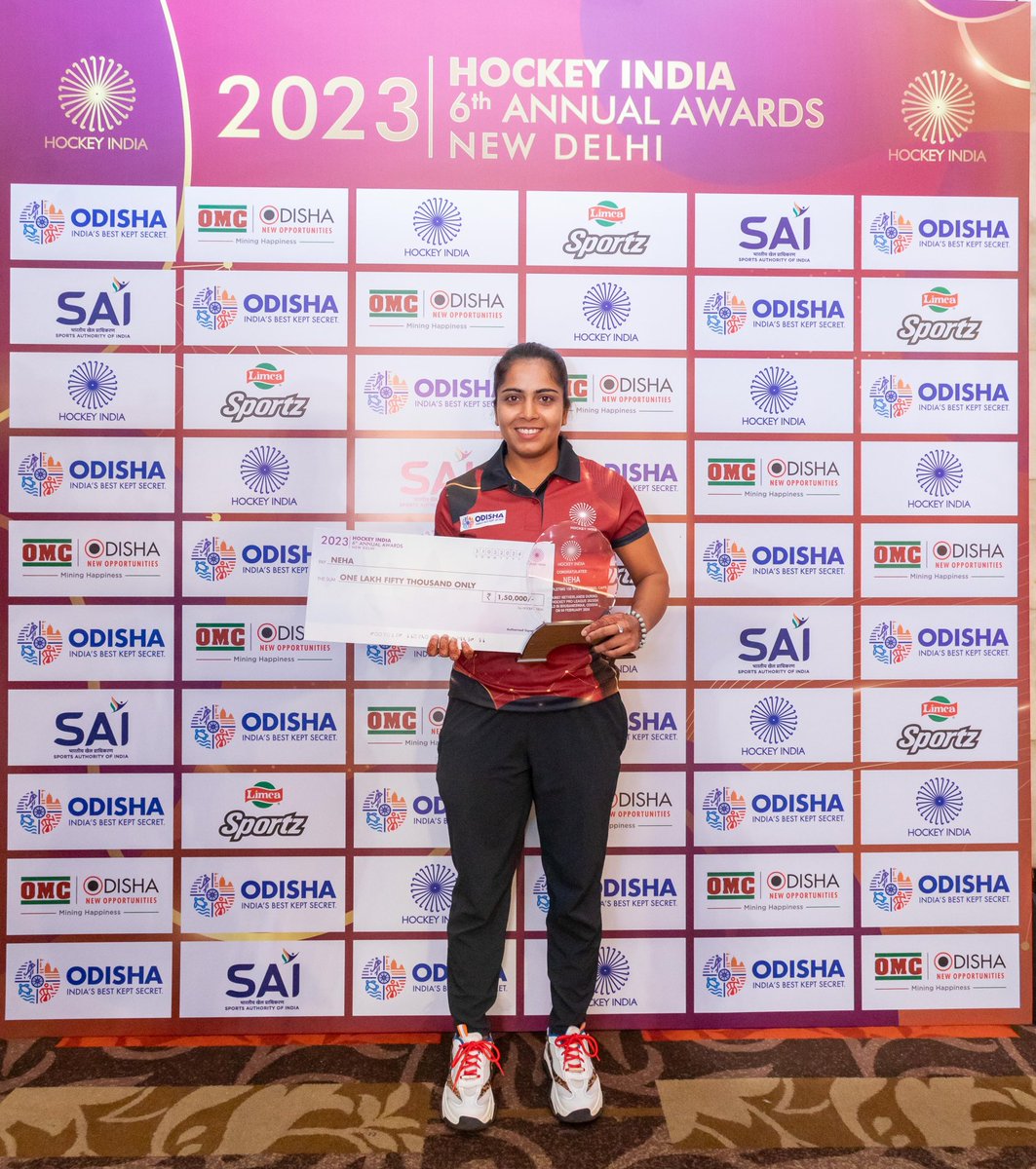 Nehagoyal_720's tweet photo. “Awards and achievements are not just symbols of recognition, but also the fuel that keeps us motivated to go further and do better.”😊🏑
Special thank to @hockeyindia 

Hockey India 6th Annual Awards 2023-24 

#bharatkisherniya #hockeyindia #indiakagame #motivation #sport https://t.co/tH5flutY6R