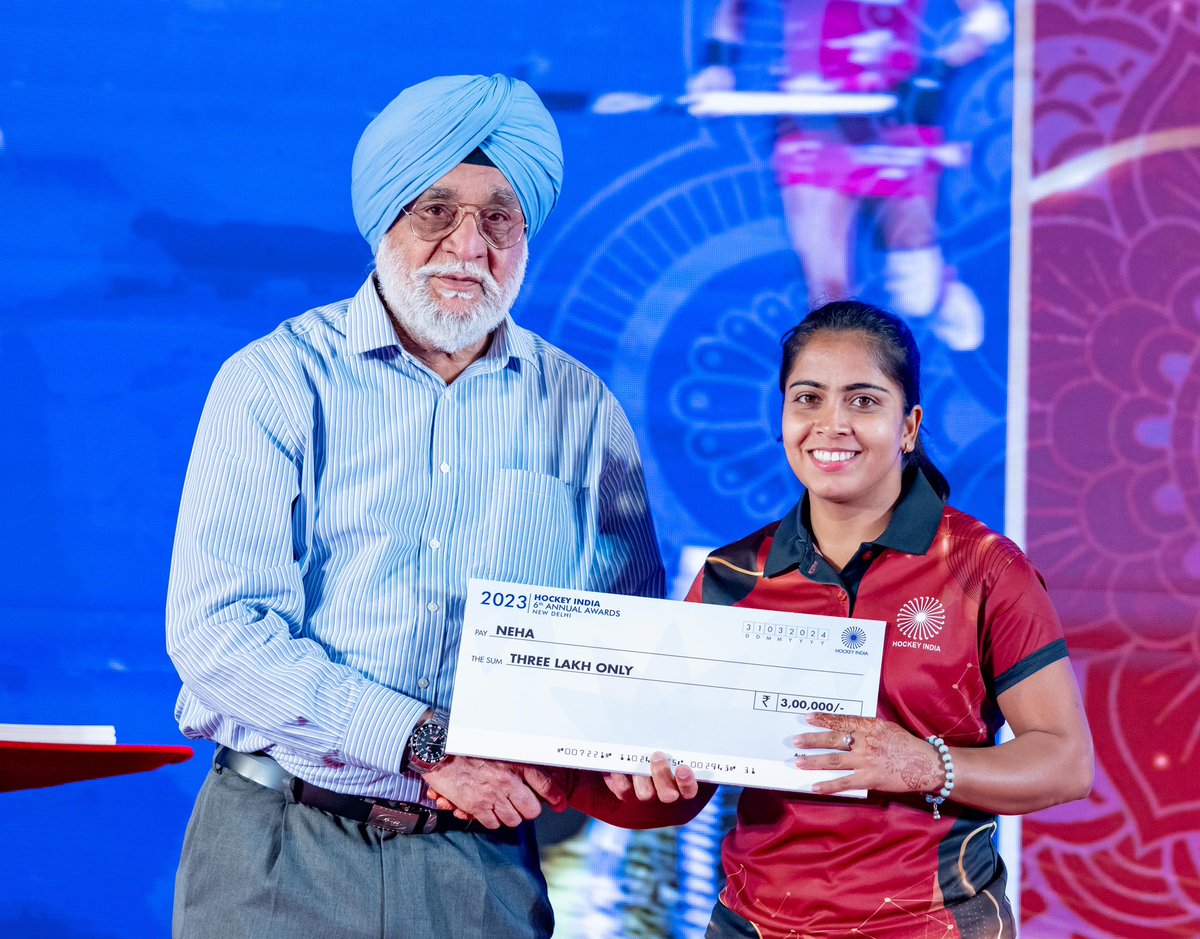 Nehagoyal_720's tweet photo. “Awards and achievements are not just symbols of recognition, but also the fuel that keeps us motivated to go further and do better.”😊🏑
Special thank to @hockeyindia 

Hockey India 6th Annual Awards 2023-24 

#bharatkisherniya #hockeyindia #indiakagame #motivation #sport https://t.co/tH5flutY6R