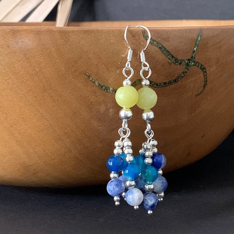 This pair of boho beaded earrings feature yellow jade with blue agate & sodalite in fun, coastal, beachy colours. They are silver plated and come with 925 Sterling Silver hooks.

Purchase via Etsy: etsy.com/uk/listing/146…

#beachearrings #summerearrings #yellowjade #blueagate