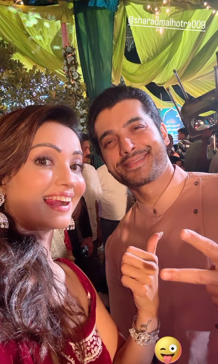 mahnoor_ameen's tweet image. Omgggg this made myyy dayyy I'm so happy that #SharadMalhotra and #AdaaKhan have finally reunited. They make such an amazing pair 😘💕 #Shadaa 
#DoorHoGaya