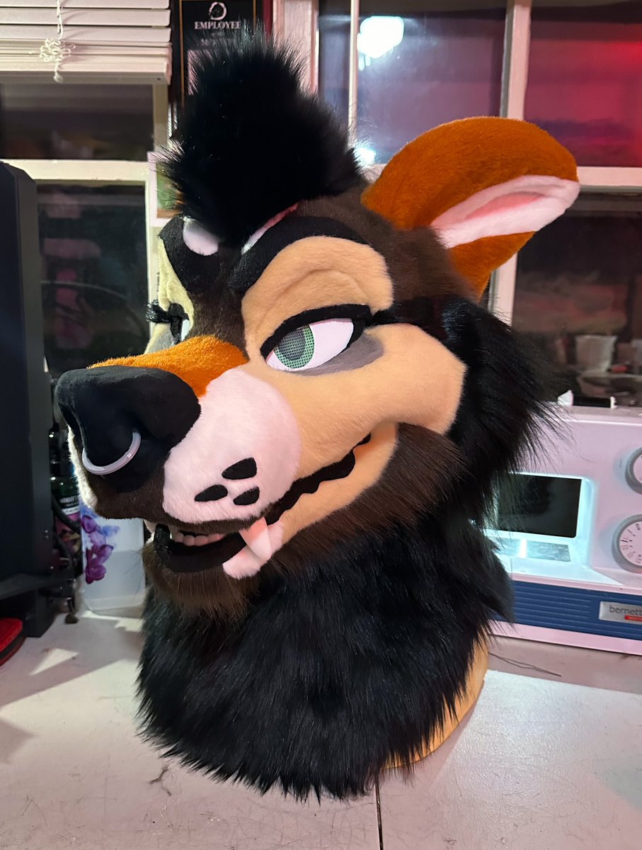 Wrapping up work on Druid, the premade! He needs just a few more sewing details, and he’ll be ready to go! He’ll be available at FCL at @2FuzzyFeelings’ table 🐺