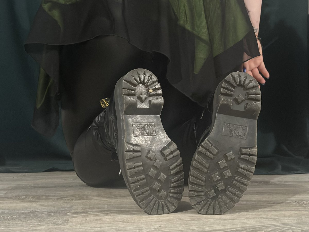 holzijen's tweet photo. Tief in dir drin wird immer dieses Verlangen sein, nach Unterwerfung, Kontrollverlust und Hingabe. Es ist ein Spiel mit dem Feuer!

#findom #femdom #moneydom #geldherrin #herrin #sklave #geldsklave #zahlschwein #sklavensau #zahlfotze #finsub #femsub #sub https://t.co/2aYhMGeVeT