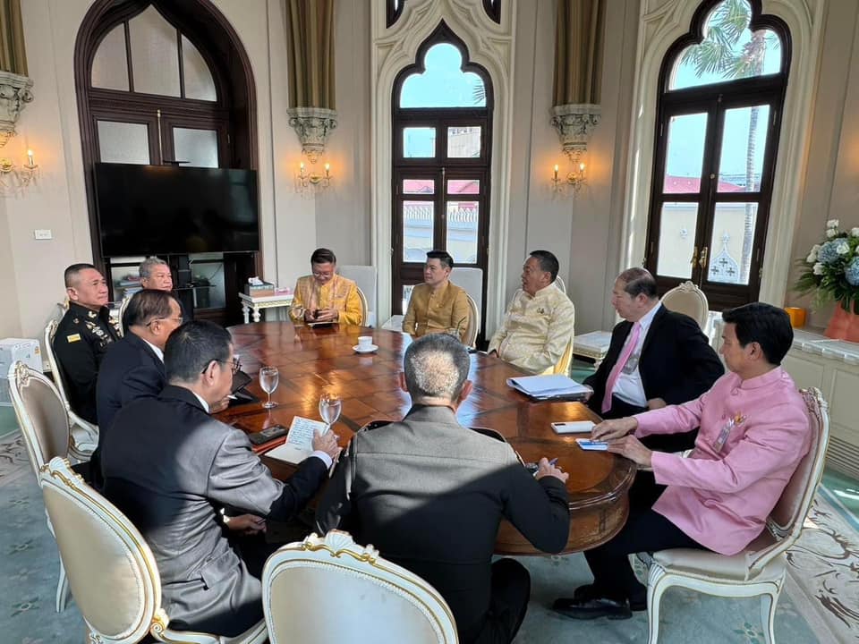 IrrawaddyNews's tweet photo. Thai PM Srettha Thavisin held an emergency meeting on Tuesday with military and security officials after a Myanmar plane on Sunday landed in Thailand’s Mae Sot to evacuate Myanmar officials fleeing resistance attacks on Myawaddy, across the border. 
#WhatsHappeningInMyanmar https://t.co/mr2WLNWEaK