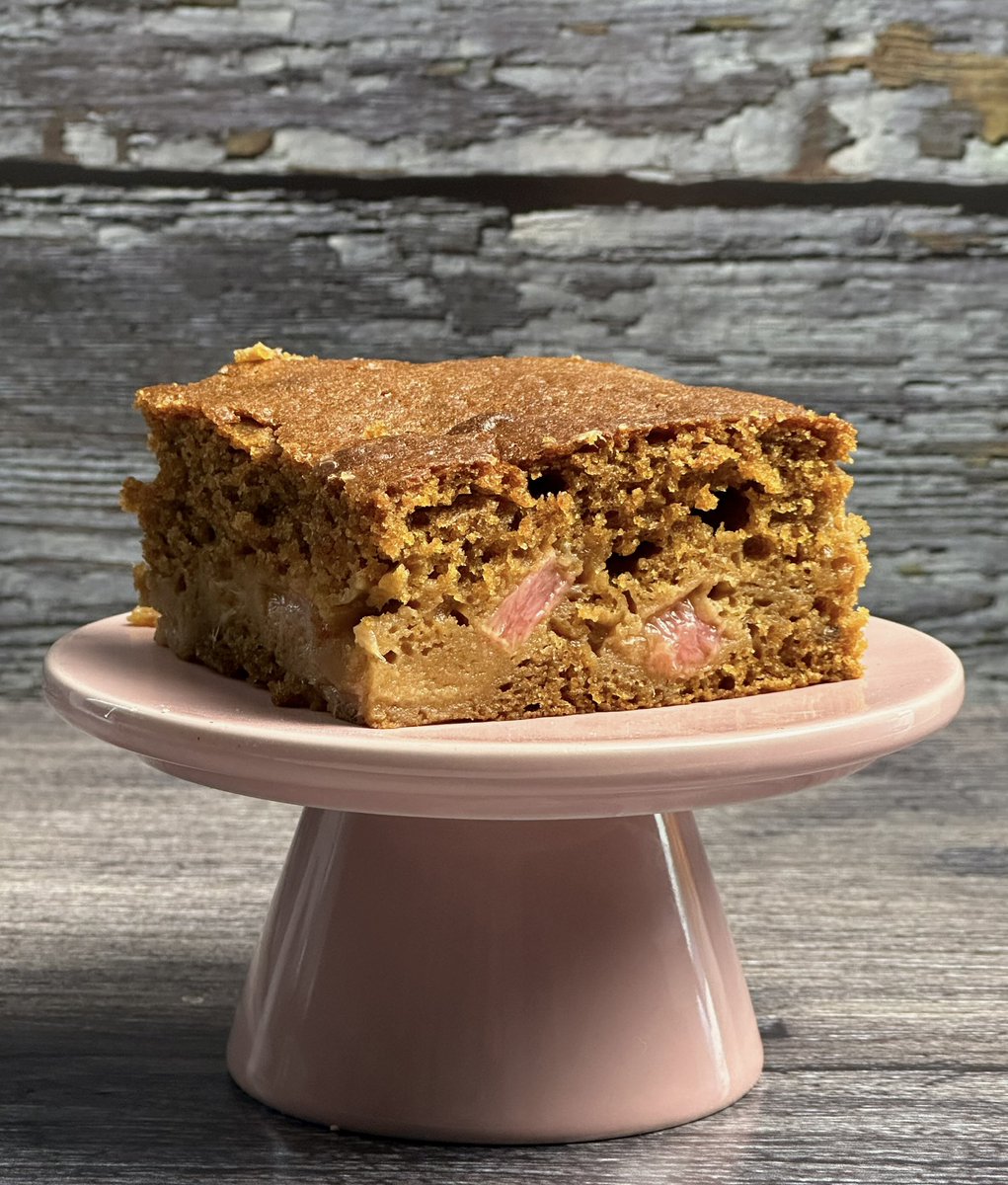 Rhubarb & Ginger Traybake Cake Recipe: sarahsslice.co.uk/post/rhubarb-g…
I love rhubarb and every year try and make a new recipe or two with it! I have been wanting to make a traybake type cake and I thought ginger would be perfect.
#easybakes #traybake #sarahsslice #rhubarb