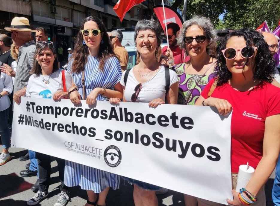 Trabajan recogiendo alimentos que comemos y cuidan de mayores y criaturas,
Hoy voten Sí #ILPRegularización por Justicia Social y respeto democrático a las más 700.000 firmas