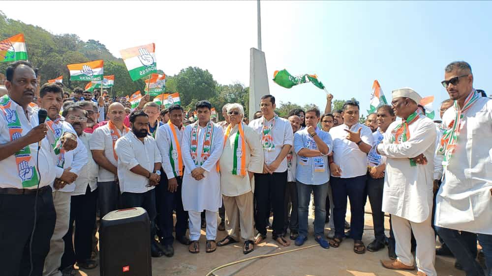 INDIA Candidates for Loksabha nominated by @INCIndia for North Goa @bhaikhalap & South Goa @ViriatoFern along with Leaders of INDIA, Citizens of Goa offered Tributes at Martyrs Memorial, Patradevi & launched Loksabha Election Campaign.