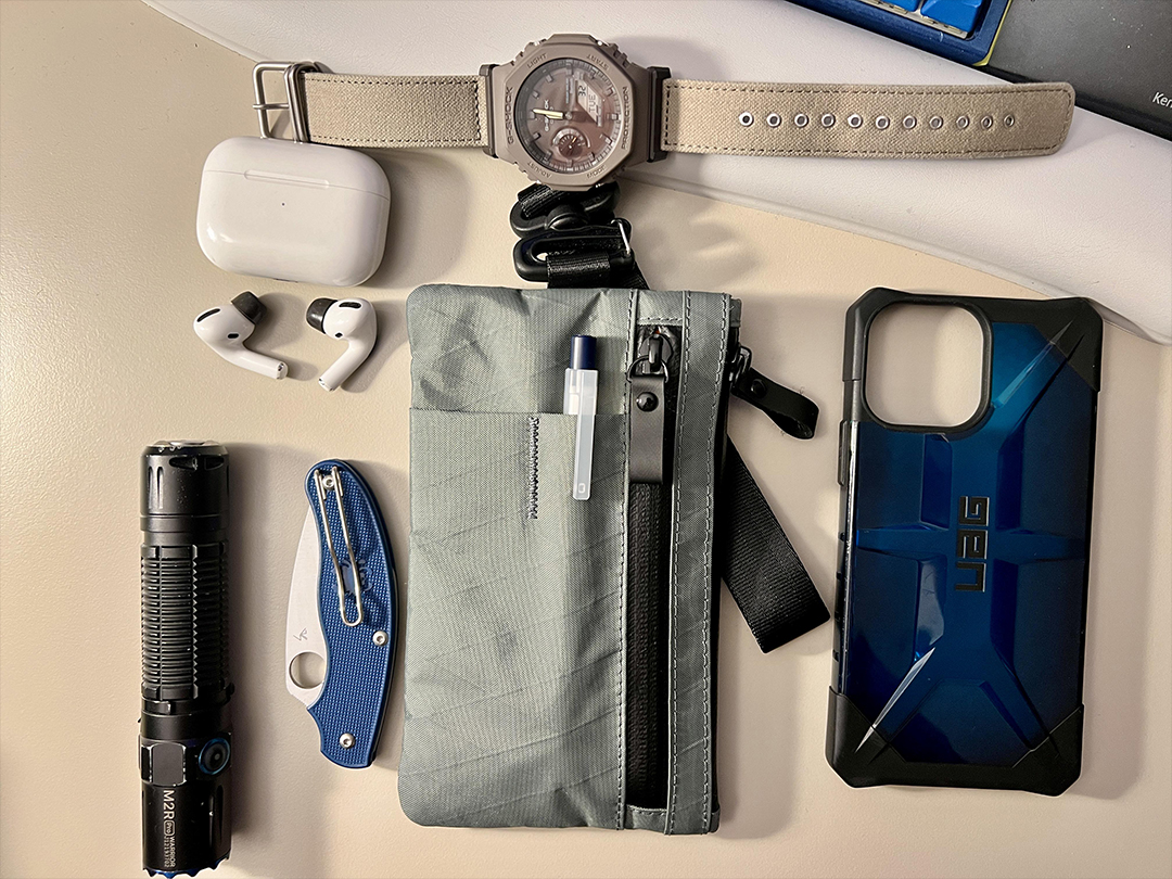 Reddit user CloudsurferYLY showcases a cool, compact loadout perfectly built for urban commutes but equipped with adventure-ready functionality thanks to a rugged watch, flashlight, and pocket knife combo. See more from our Reddit community at the link! bit.ly/3TLzaNb