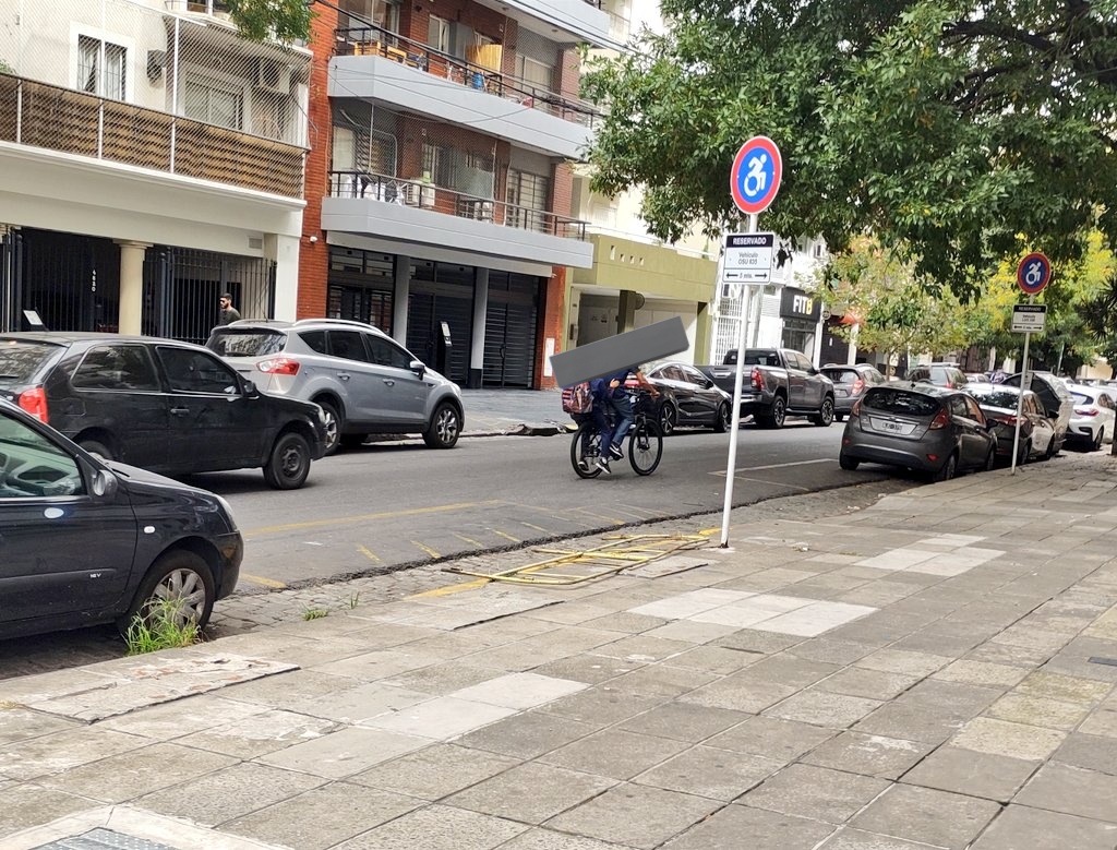 Ah pero in bici cimi higi.
Hay personas que se preguntan menos y hacen más.
#CiclismoUrbano 
#mejorenbici #alcoleenbici #niñosenbici