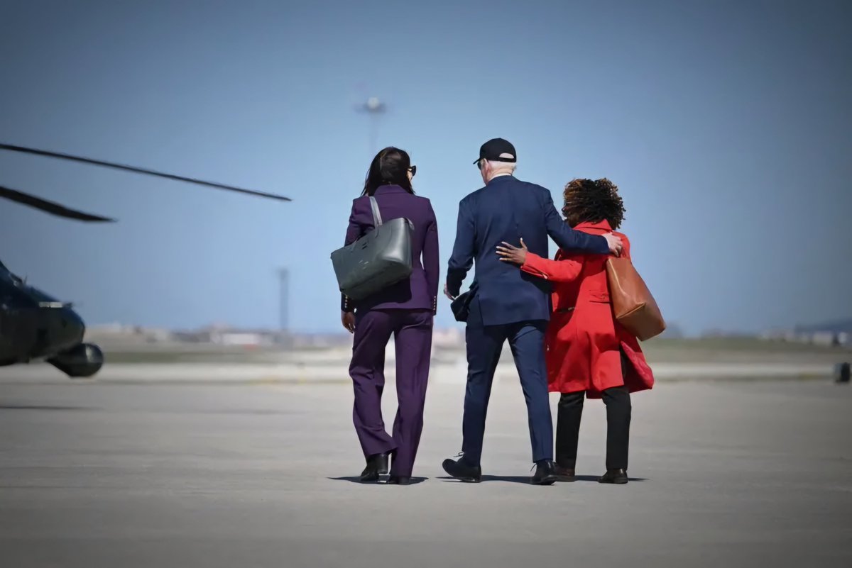 📸 @POTUS @JoeBiden hugs @PressSec @K_JeanPierre upon arrival at Chicago O'Hare International Airport today. ♥