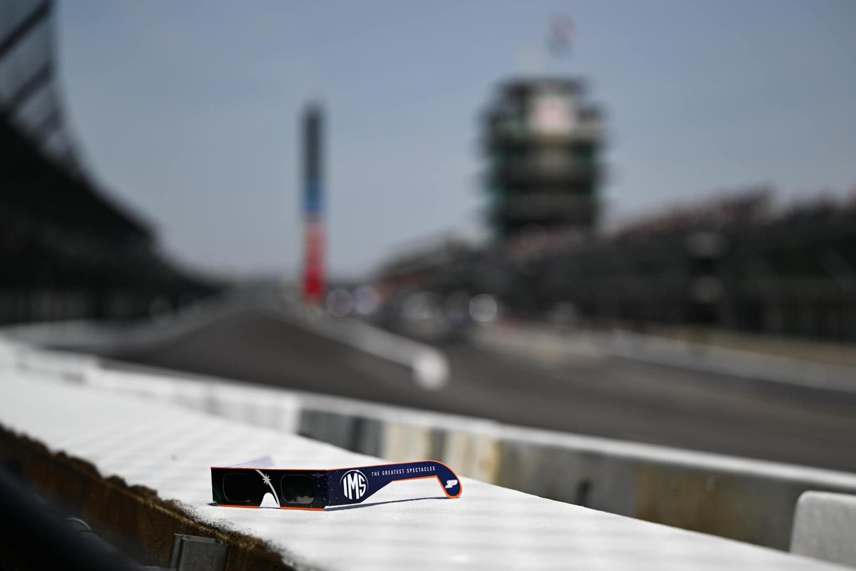 IndycarLatinos's tweet image. Algunas imágenes de como se vivió el #EclipseTotal este lunes en el Indianapolis Motor Speedway @IMS con la presencia de público, astronautas de la @NASA  y pilotos de la @IndyCar