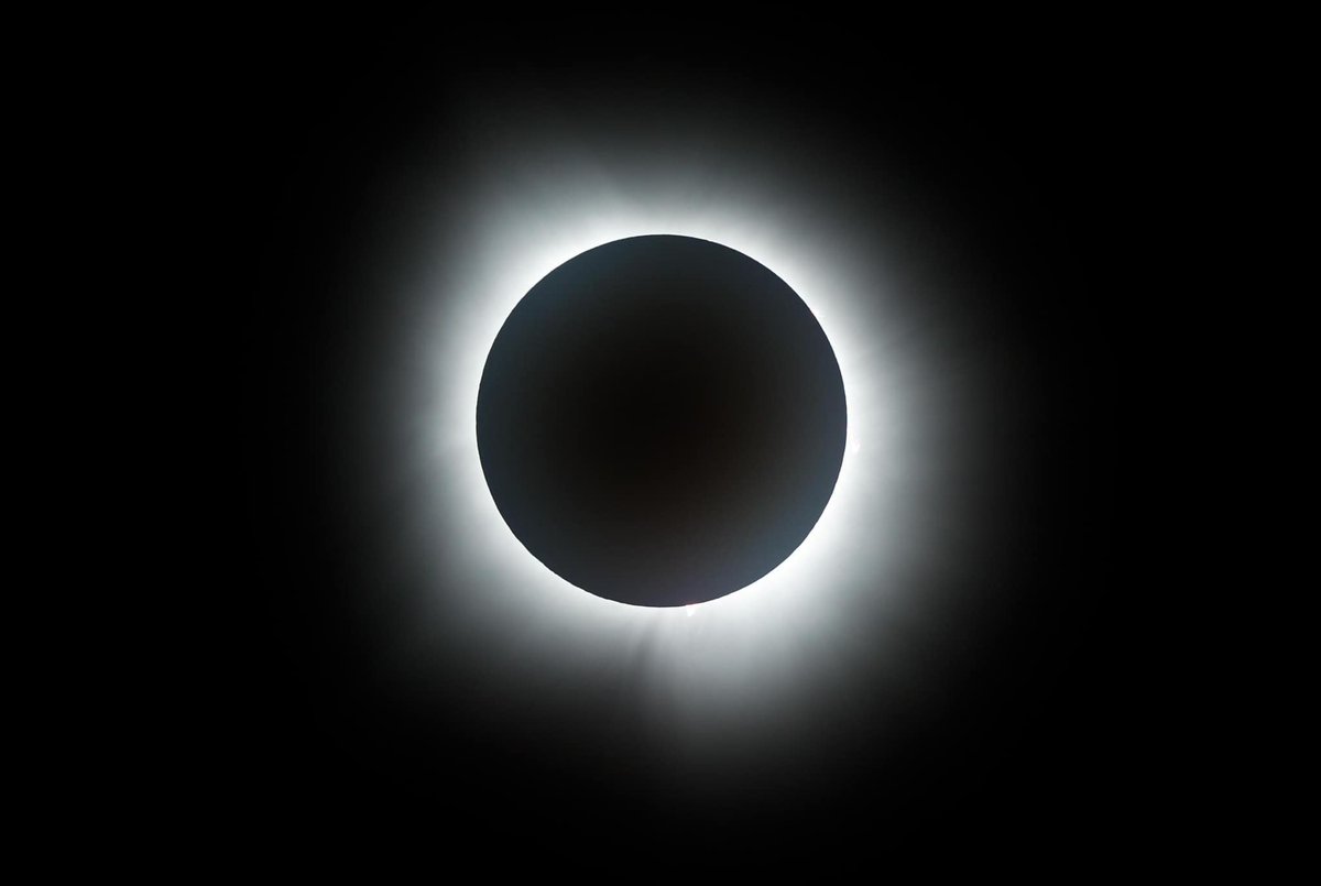 IndycarLatinos's tweet image. Algunas imágenes de como se vivió el #EclipseTotal este lunes en el Indianapolis Motor Speedway @IMS con la presencia de público, astronautas de la @NASA  y pilotos de la @IndyCar