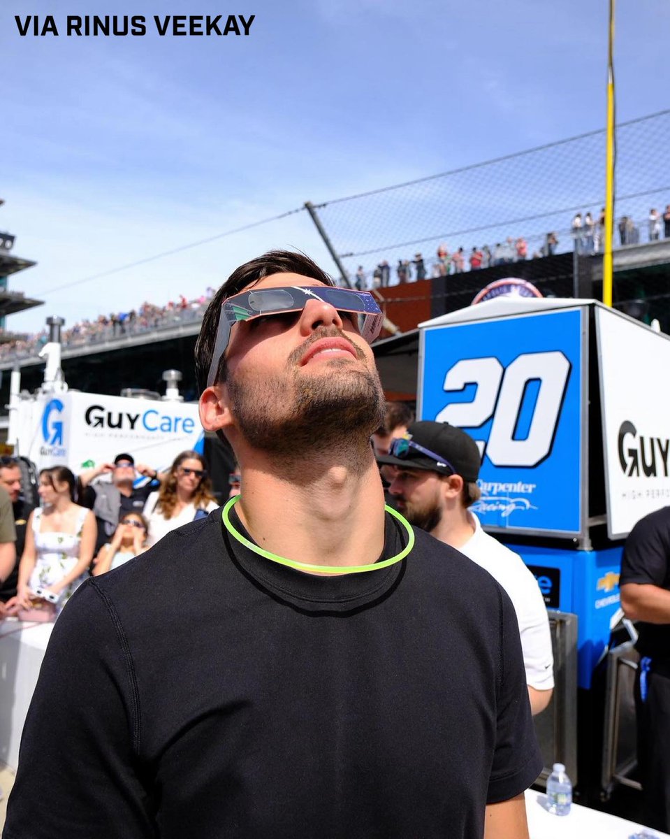 IndycarLatinos's tweet image. Algunas imágenes de como se vivió el #EclipseTotal este lunes en el Indianapolis Motor Speedway @IMS con la presencia de público, astronautas de la @NASA  y pilotos de la @IndyCar