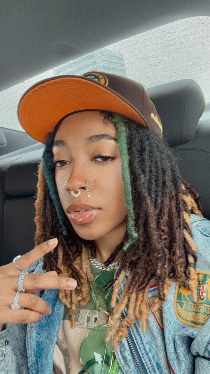 EacheArte's tweet photo. No rizz, just brown eyes, nose piercings, locs, &amp; very opinionated. 🤌🏼🧡 https://t.co/GqYP89eskZ