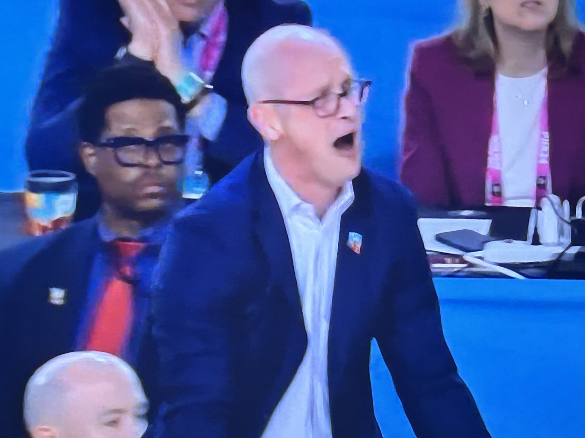Raise your hand if you’re tired of Dan Hurley acting like a rec coach playing daddy ball? #NCAAFinals