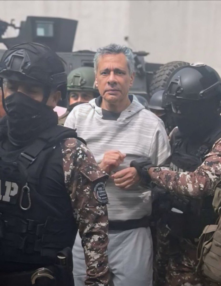 El gobierno de #Ecuador de @DanielNoboaOk reporta al ex presidente opositor @JorgeGlasEc, en coma inducido, esto después de suministrarle una sobredosis de medicamentos en la prisión de máxima seguridad a la que lo ingresaron. 

#GuacamayaLeaks
#GuacamayaNews